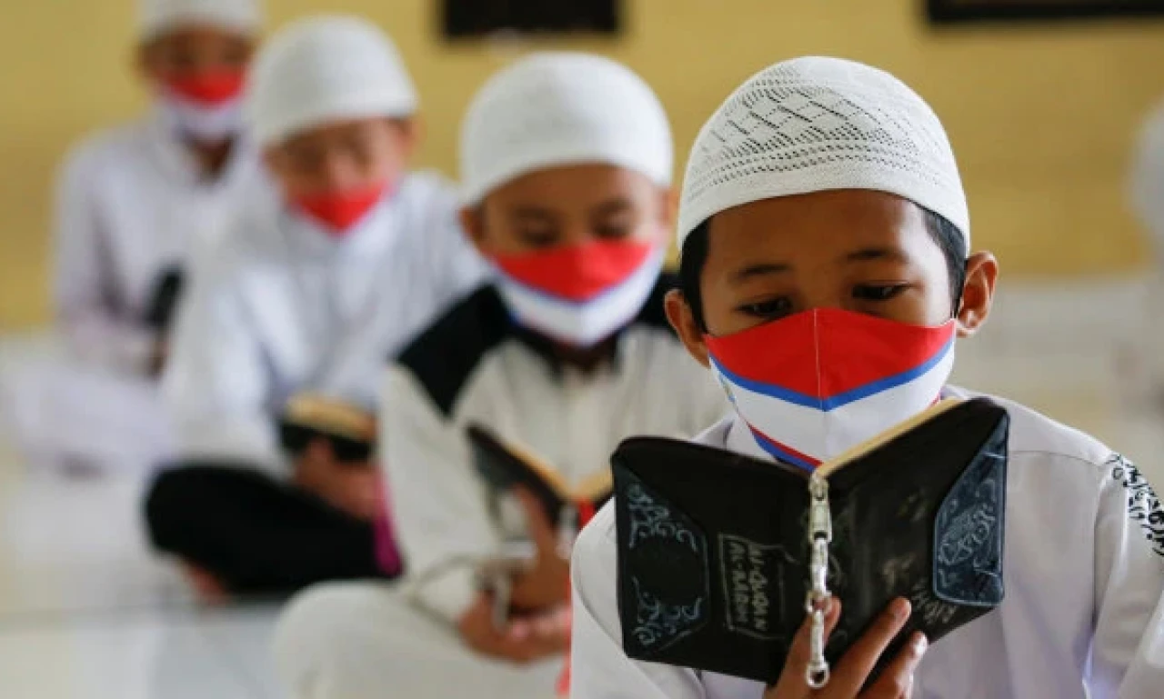 Anjuran Meletakan Tangan di Atas Kepala Ketika Membaca Surat Al Hasyr