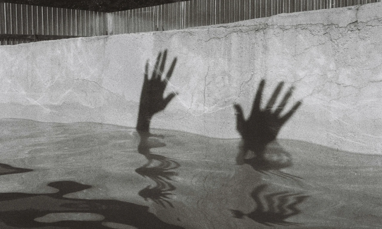 Bahaya Tenggelam dalam Kenikmatan Dunia: Sebuah Peringatan dari Allah